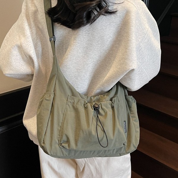 A new style of Korean niche casual, versatile, drawstring, lightweight nylon fabric bag with large capacity, single-shoulder bag, women's bag and crossbody bag Specification drawing