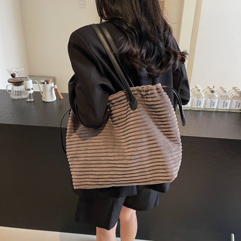 New large-capacity handbag, commuter tote bag, suede laid-back style drawstring bag, versatile autumn and winter new single-shoulder bag details Picture