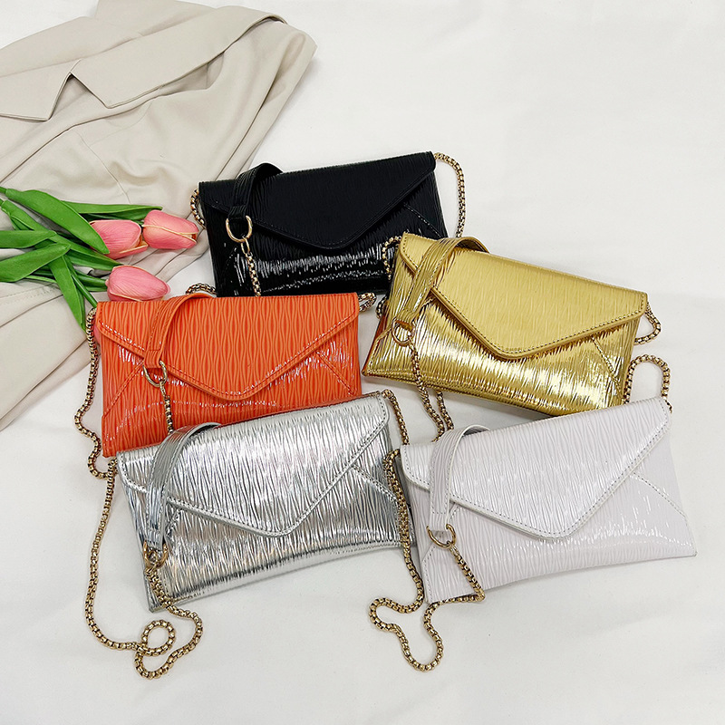 A niche envelope women's bag, a Korean-style fashionable single-shoulder crossbody bag, a PU underarm bag, a casual and simple large-capacity women's bag Application Scenario