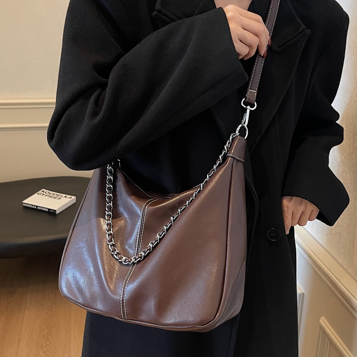 Fashionable, simple and large-capacity women's 2024 new retro and versatile tote bag for work, commuting and casual crossbody Application Scenario