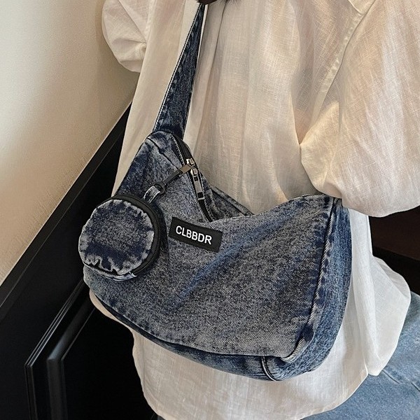 A stylish, portable and large-capacity 2025 new spring/summer fashion travel simple color-blocking casual single-shoulder bag for women details Picture