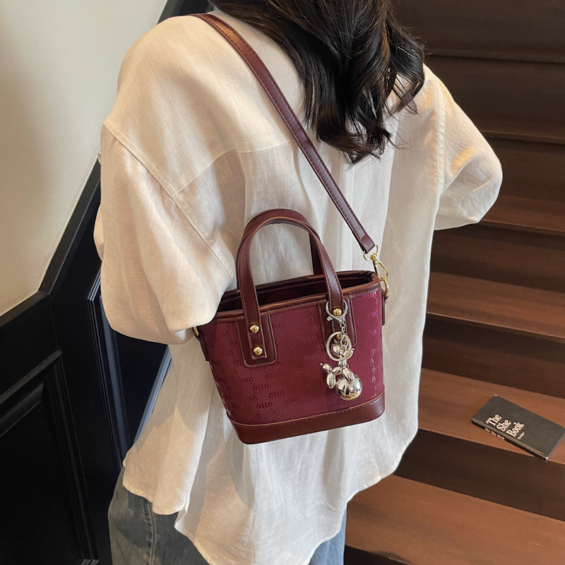 A super popular niche design large-capacity hand-held bucket bag for women in 2025, a fashionable and versatile bestseller, single-shoulder crossbody bag Specification drawing