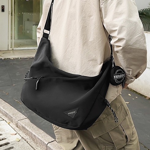 The new large-capacity nylon waterproof student commuting crossbody bag is fashionable, casual and versatile. It is lightweight and convenient for sports Application Scenario