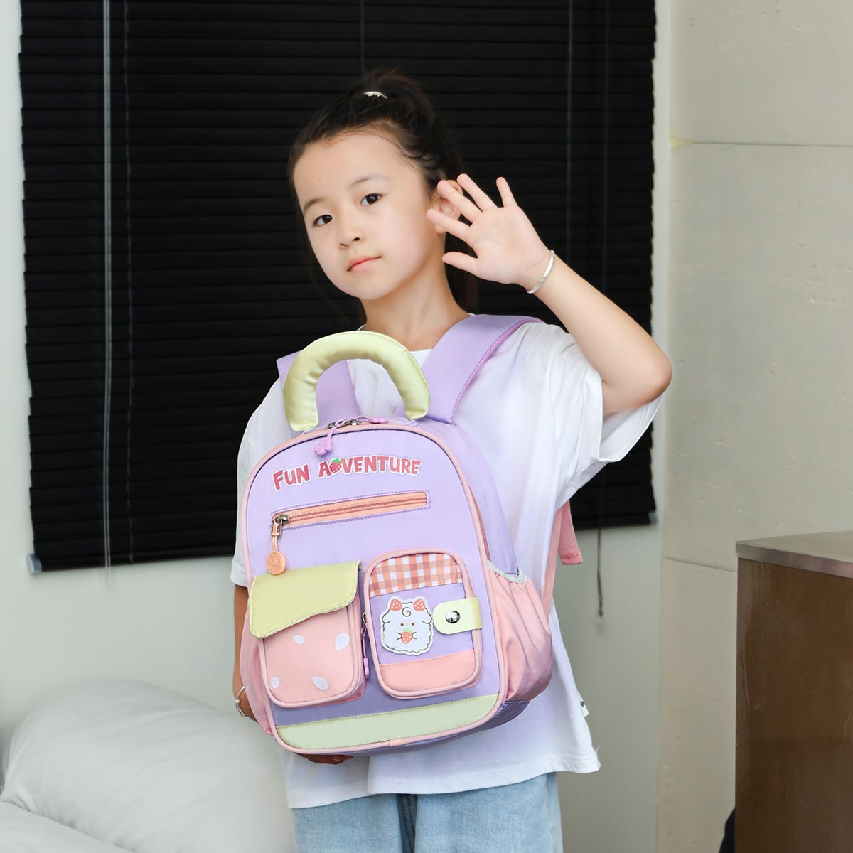 New sweet and charming children's schoolbag for primary school girls and sixth graders, a large-capacity backrest bag for girls full figure
