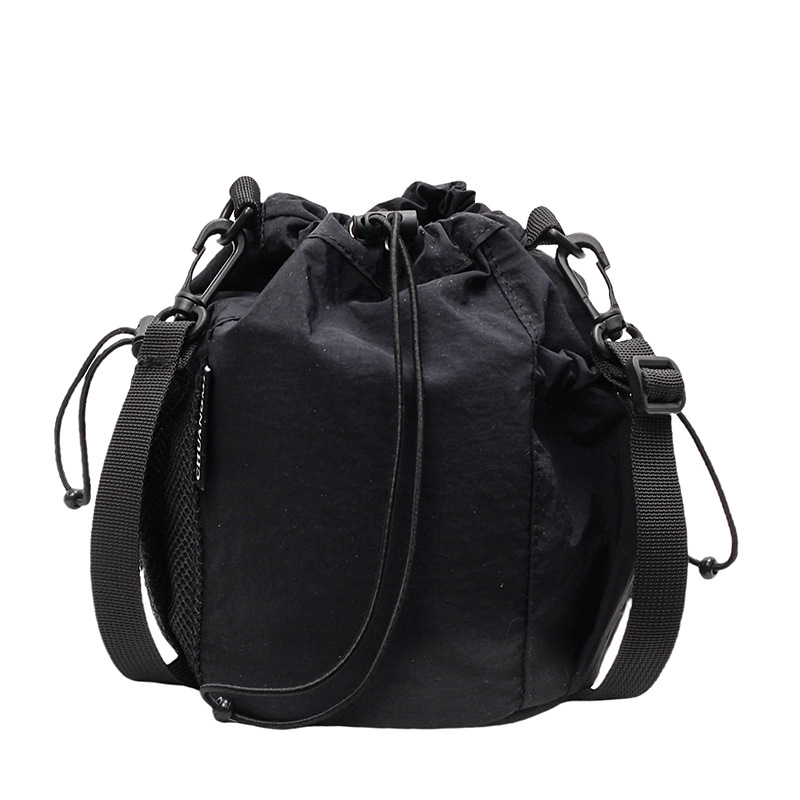 This is a niche design with a simple drawstring bucket bag for women. It is a new large-capacity single-shoulder bag for women in 2025 and a versatile commuting crossbody bag Item Picture