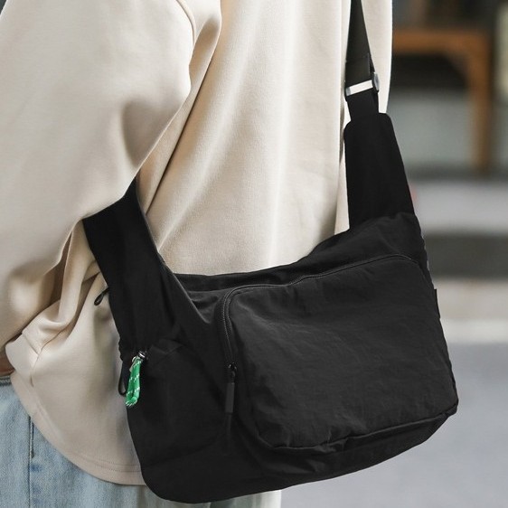 Fashionable new single-shoulder crossbody bag, outdoor large-capacity lightweight bag, unisex couple bag details Picture