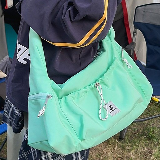 A fashionable new outdoor casual workwear style single-shoulder crossbody bag for both men and women, versatile color contrast loose and laid-back style bag Specification drawing
