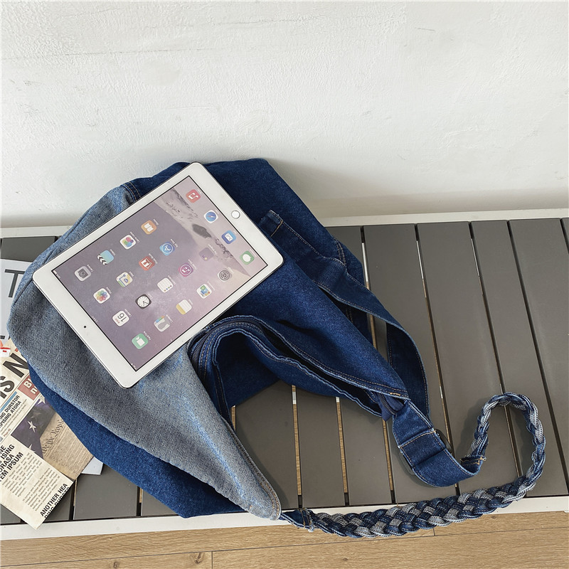 Color-blocked denim bag, single-shoulder bag, large-capacity, artistic and individualistic fabric bag, fashionable and trendy new crossbody bag for men and women Specification drawing