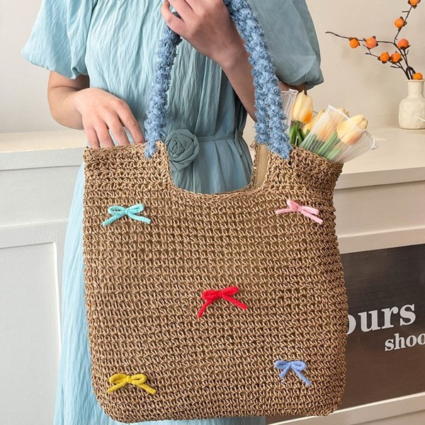 Original hand-woven bags, cute bow beach bags, fashionable and casual single-shoulder straw woven tote bags, vacation style bags Application Scenario