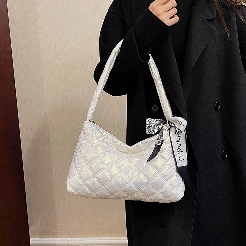 The simple diamond-shaped hand-held small square bag for women in 2025 is a fashionable and trendy single-shoulder bag with a versatile texture and is suitable for commuting under the armpits full figure