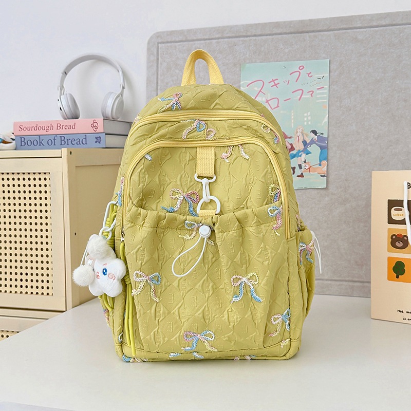This is a new backpack for junior high school, senior high school and college students. It's super light, good-looking, and has a large capacity Application Scenario