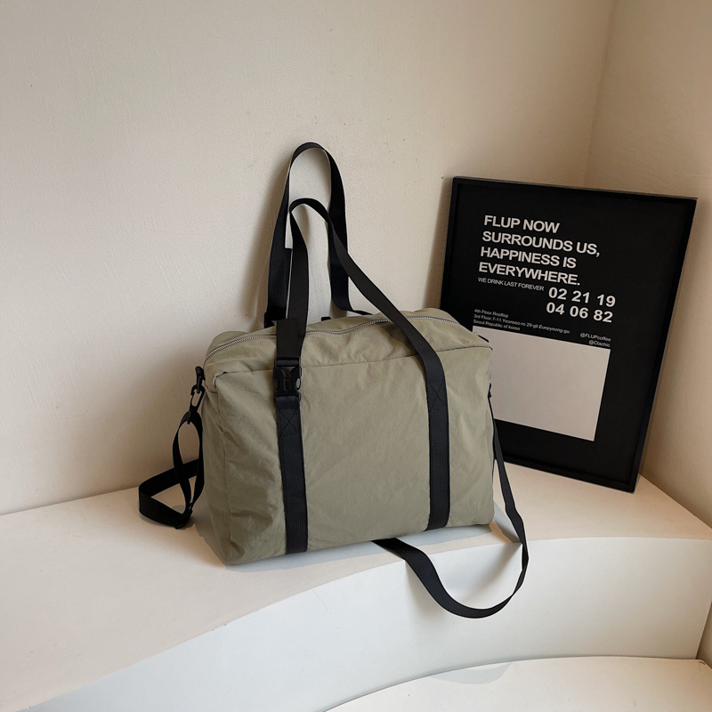 Sporty, lightweight crossbody fitness bag, ins, simple, large-capacity, laid-back, short travel bag, student handbag for class Application Scenario