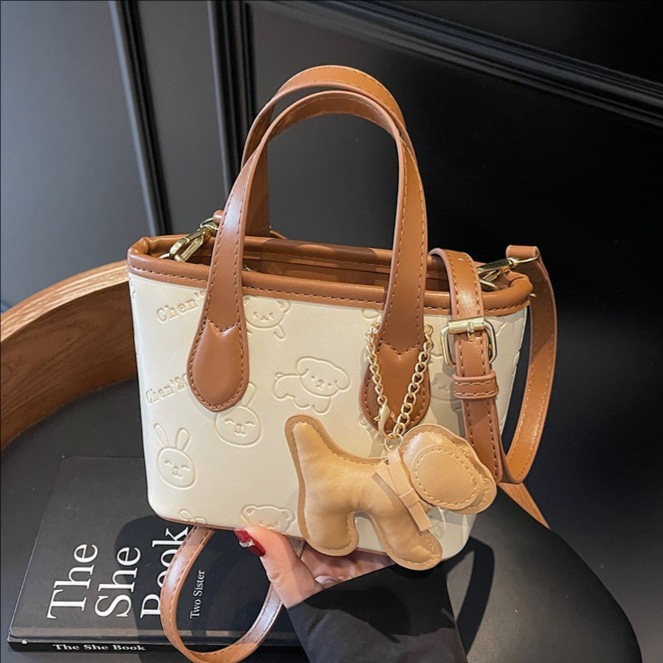 The 2025 new style of fashionable and trendy embossed hand-held small square bag for women, with a sense of high-end sophistication and a cute forest style, is a single-shoulder crossbody bag full figure