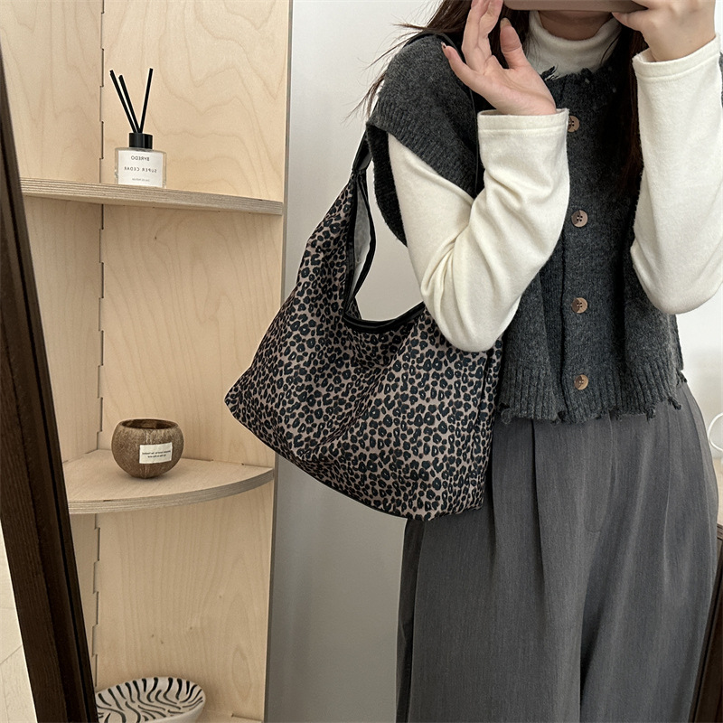 New 2024 simple and fashionable autumn and winter personalized design leopard print stylish large-capacity single-shoulder underarm tote bag for women Specification drawing