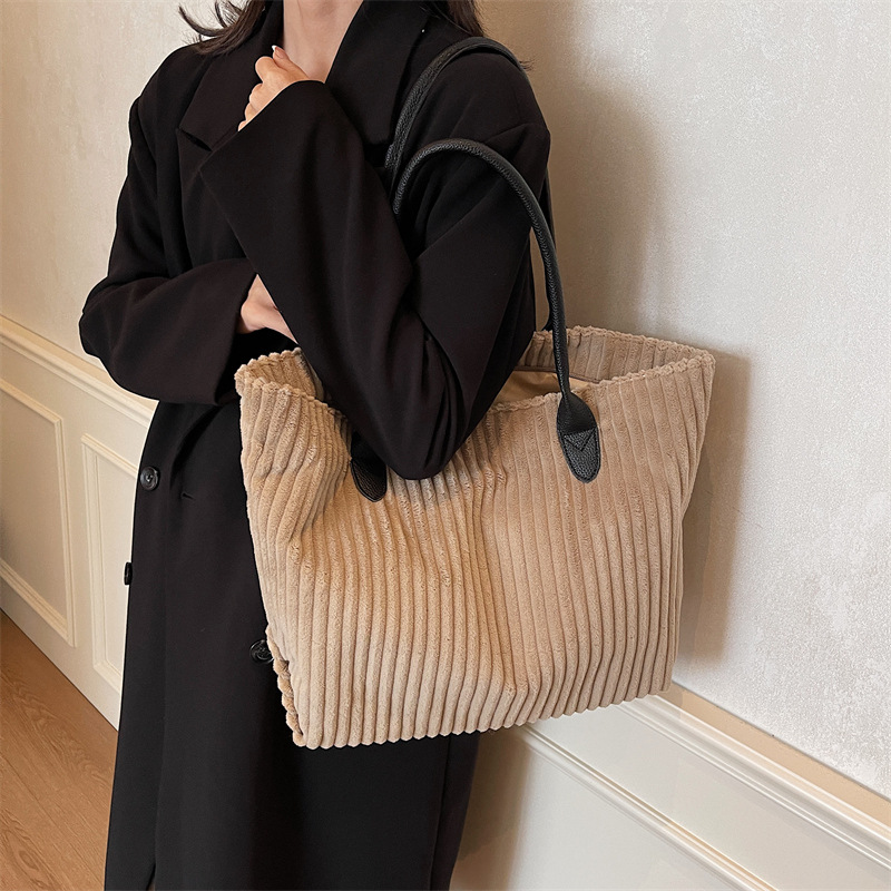 Casual large-capacity corduroy bag for women, 2024 new autumn and winter versatile shoulder bag, ins fashionable commuter tote bag details Picture