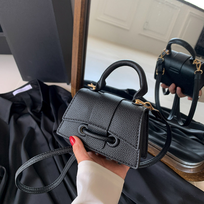 A mini and stylish chain crossbody bag for women in the early autumn of 2023, featuring a unique design Application Scenario