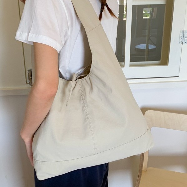 A new large-capacity Korean version, simple and large-capacity soft fabric versatile large bag, fashionable and niche single-shoulder underarm tote bag Application Scenario