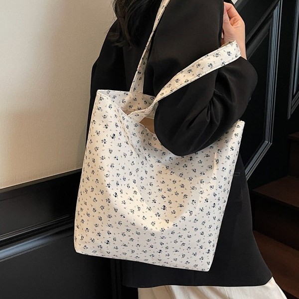 New Spring/Summer 2025 versatile girlish casual bag, double-layered floral print large-capacity outdoor tote bag, single-shoulder bag Application Scenario