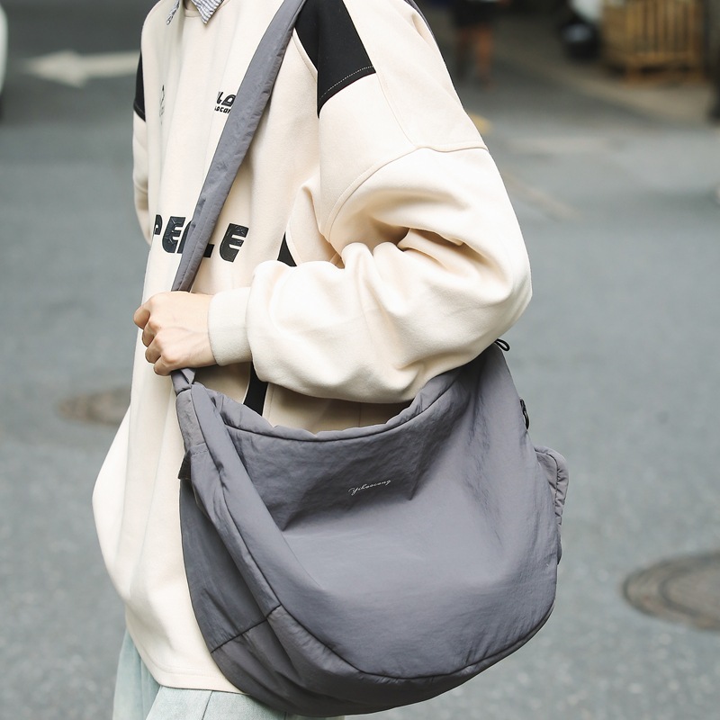 Neutral and artistic style crossbody bag, mother's shoulder bag, retro and versatile fabric bag, light and simple Japanese sporty single-shoulder bag Application Scenario