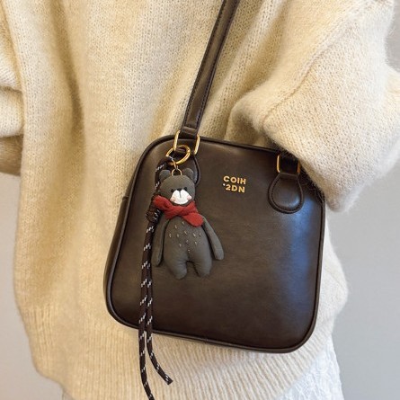The new autumn and winter casual and fashionable European bag, the small square bag, is a retro, simple and high-end hand-held shoulder bag for women Specification drawing