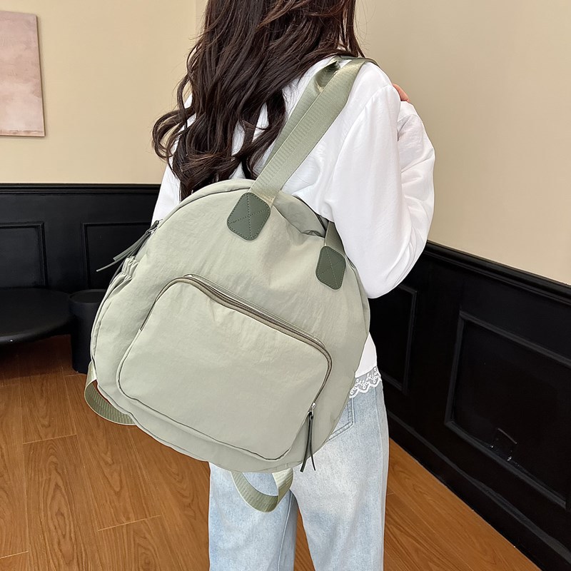 A new trendy and casual water-splashing single-shoulder commuter bag with large capacity, fashionable women's travel lightweight bag and anti-wear backpack full figure
