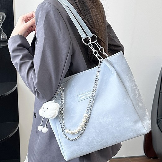 This is a new spring 2025 stylish and high-quality, large-capacity casual tote bag that can be worn on one shoulder and is versatile for commuting full figure