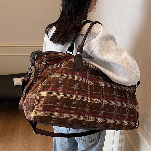New retro high-end handbags for autumn and winter 2024, color-blocking and checkered travel bags, large-capacity sports bags details Picture