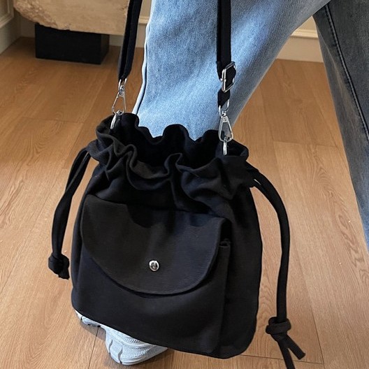 Spring versatile denim small bag for women, 2025 new style fashionable drawstring bucket single-shoulder crossbody bag, stylish and stylish Application Scenario