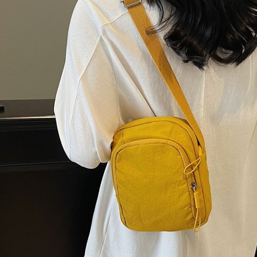New casual retro canvas small bag, versatile and simple single-shoulder crossbody bag, Japanese Harajuku mobile phone case for female students Application Scenario