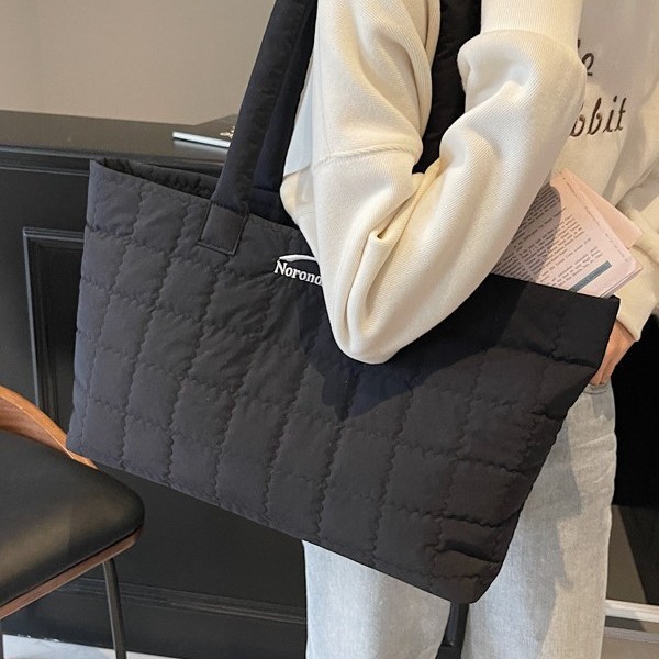 A new Korean-style large-capacity women's 2024 cotton-padded jacket bag, casual, fashionable and versatile single-shoulder bag, stylish, simple and solid color full figure