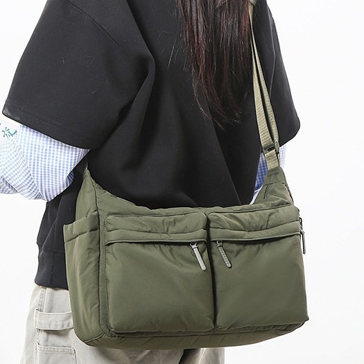 A new, trendy and casual Korean-style underarm bag with a large capacity and single-shoulder commuter tote bag from a niche handbag brand details Picture