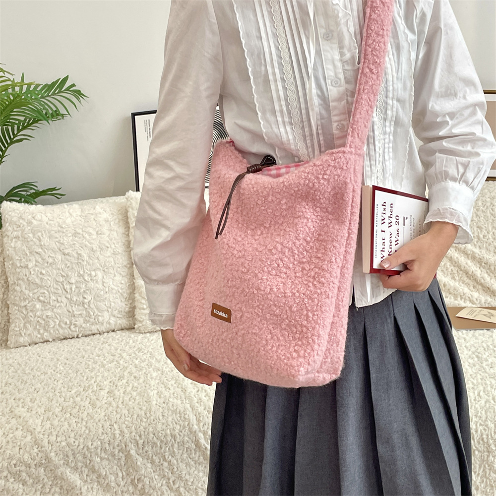 411122 Gentle milk powder color plush bag, fashionable single-shoulder crossbody bag, new autumn and winter commuting double-sided canvas bag Specification drawing
