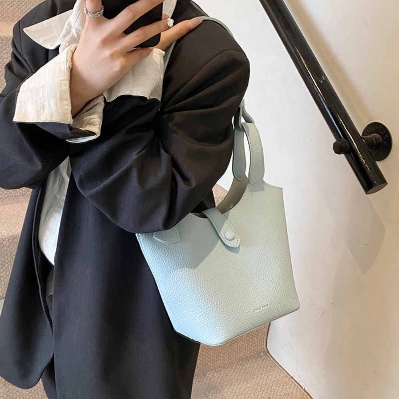 Korean style large-capacity hand-held bucket bag for women, new Spring/Summer 2025, lychee-patterned vegetable basket single-shoulder crossbody bag details Picture