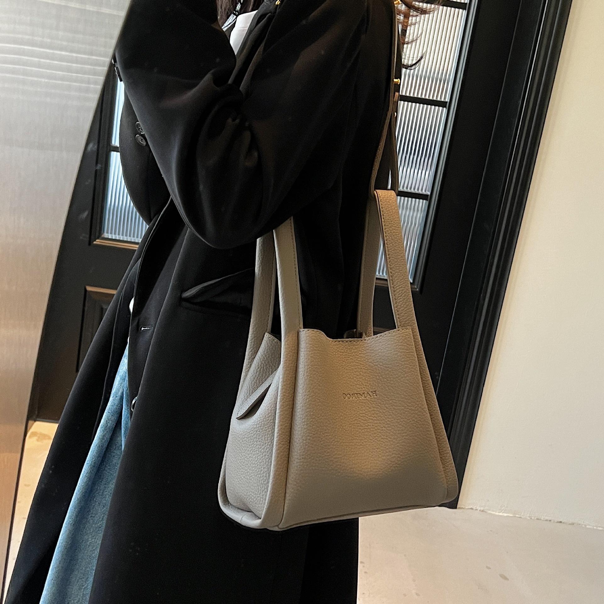 Retro niche bestsellers, women's 2025 summer new crossbody bag, high-end and fashionable bucket handbag, single-shoulder bag Application Scenario