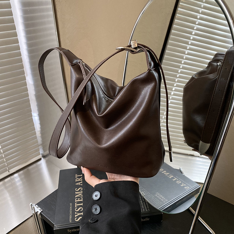 A new 2025 trendy, light luxury, retro, casual and fashionable single-shoulder crossbody bag with a large capacity for women's commuting tote Application Scenario