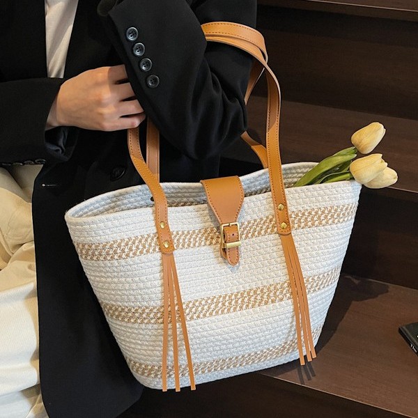 A fashionable new forest-style contrasting color straw woven tote bag, versatile for casual commuting and a large-capacity vacation single-shoulder beach bag Application Scenario