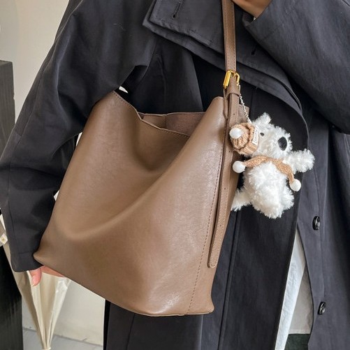 A new large-capacity single-shoulder bag with a versatile Korean commuter handbag, a fashionable bucket bag for autumn and winter, and a laid-back style single-shoulder bag Specification drawing