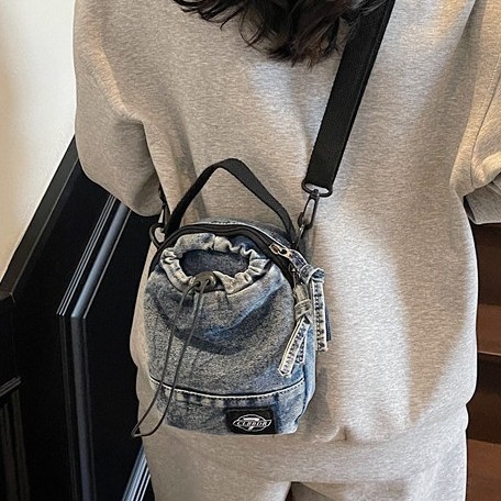 Crossbody bag, color-blocking drawstring bag, men's and women's bucket bag, lightweight water cup bag, single-shoulder bag, travel portable bag Application Scenario