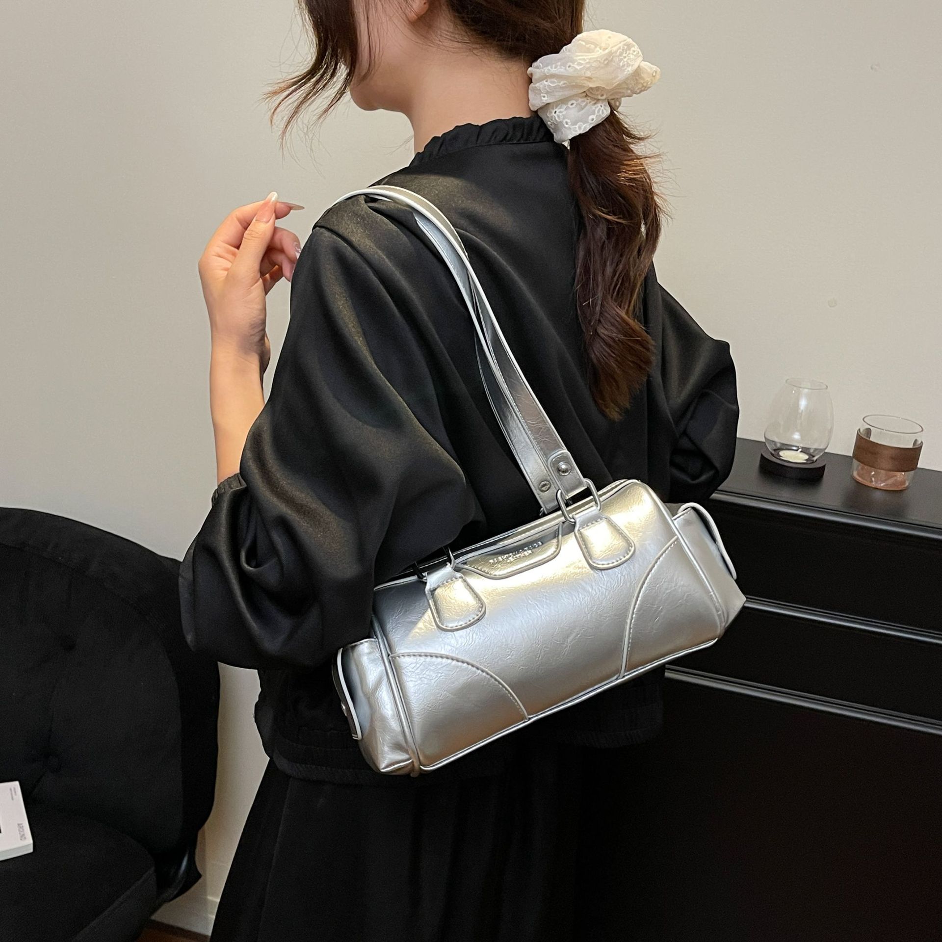 Cross-border retro hand-held pillow bag for women, new high-end, simple single-shoulder bag, fashionable and stylish commuting bowling bag Application Scenario