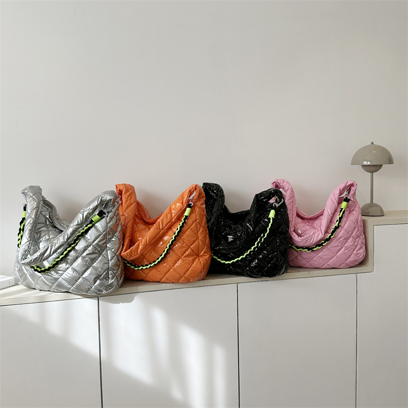 A new candy-colored underarm bag for foreign trade, a fashionable women's diamond-shaped large-capacity tote bag, and a simple commuting single-shoulder crossbody bag Application Scenario