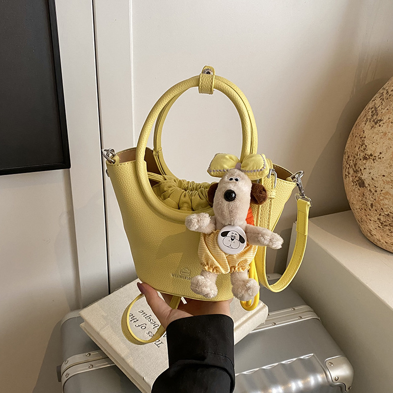 New Spring/Summer 2025 fashionable and high-end quality hand-held bucket bag, women's stylish solid color single-shoulder bag, versatile crossbody bag full figure