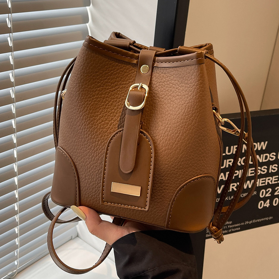 Retro and fashionable bucket bag for women, 2024 new trendy and versatile single-shoulder bag, a niche and high-end work and commuting bag for women full figure
