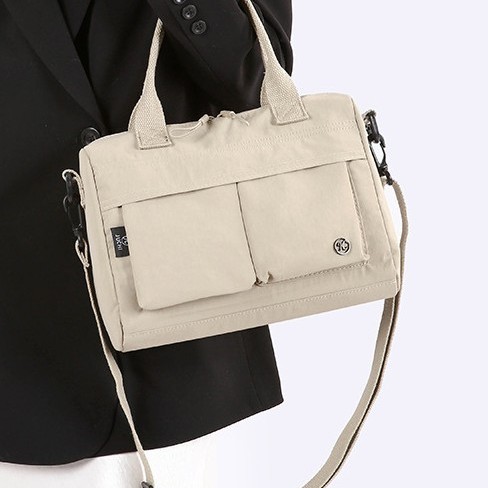 A new Japanese and Korean canvas Instagram commuter women's single-shoulder briefcase, a fresh and artistic solid-color hand-held crossbody bag for women Application Scenario