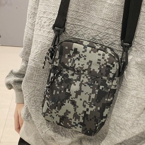 Outdoor military enthusiast tactical camouflage small bag, men's and women's functional single-shoulder backpack, military enthusiast single-shoulder bag, crossbody bag, trendy mobile phone bag full figure