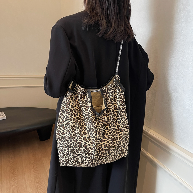 Korean style laid-back retro leopard print bag for women, 2024 new high appearance level tote bag, large capacity single-shoulder handbag details Picture