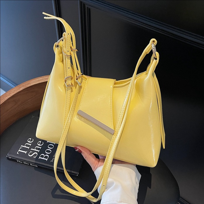 A fashionable and trendy solid-color commuter underarm bag for women in summer 2025, with a simple and versatile texture. It's a single-shoulder crossbody bag full figure