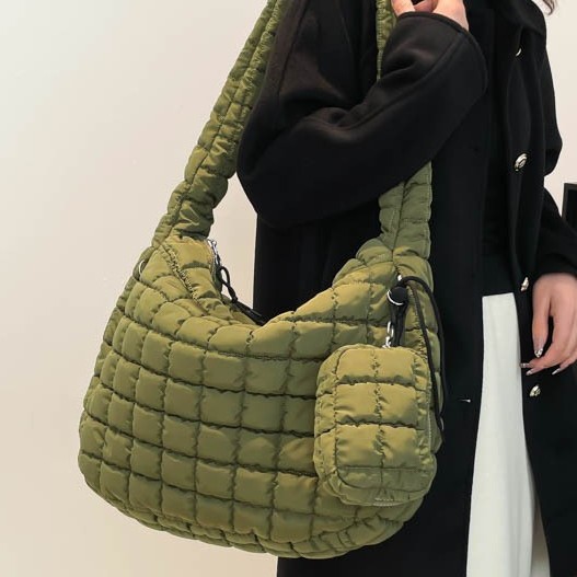 Cross-border wholesale bestsellers: Wrinkled cloud bag, fashionable single-shoulder crossbody dumpling bag, large-capacity down cotton underarm women's bag Application Scenario
