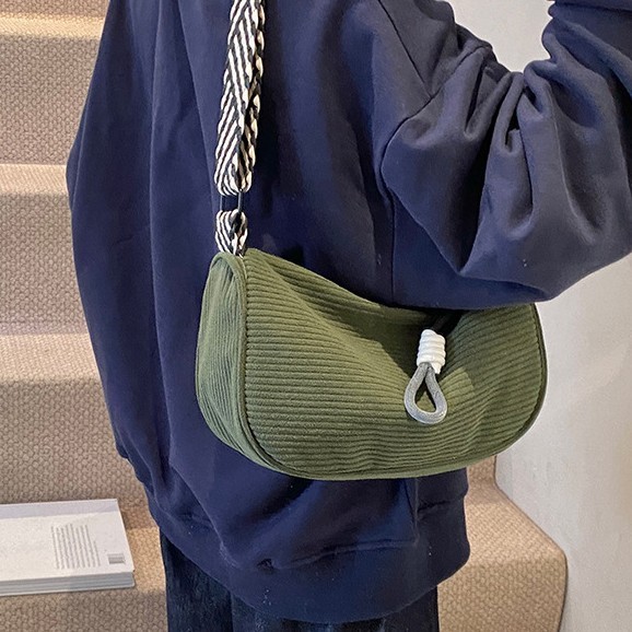 Korean corduroy bag for women, simple and casual, striped fleece single-shoulder bag, solid color, large capacity crossbody bag, hand-held fabric bag Specification drawing