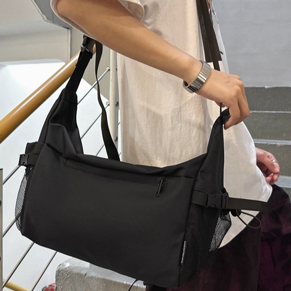 2025 New couple crossbody bag, Japanese cool workwear style, single-shoulder bag for men, college students, large-capacity travel bag for women Application Scenario