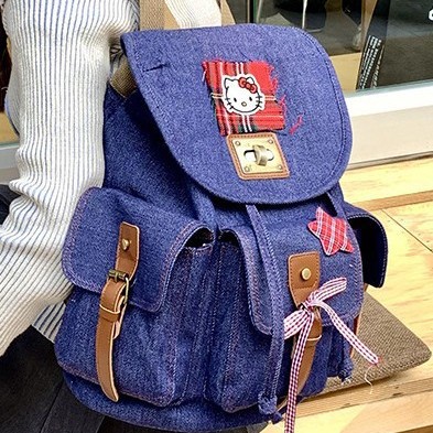 A new large-capacity and cute student backpack for commuting and classes, a versatile backpack with a cartoon retro texture Specification drawing